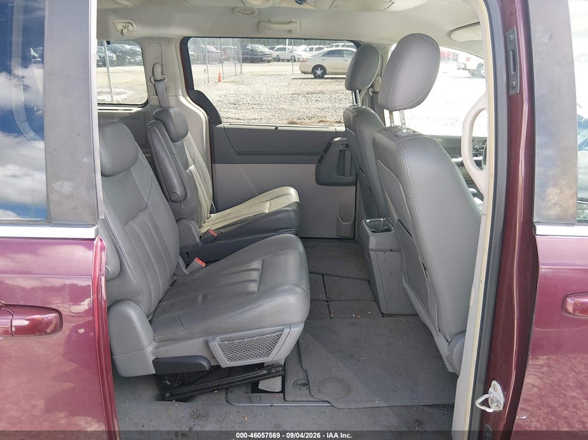 Photo 8 - CHRYSLER TOWN & COUNTRY