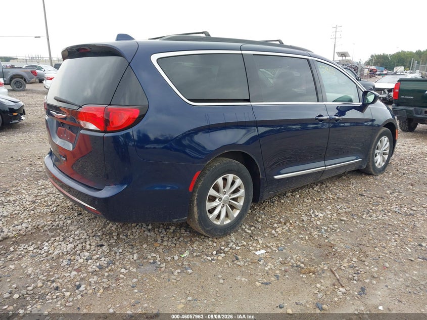 2017 CHRYSLER PACIFICA auction photo 4