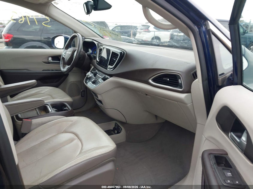 2017 CHRYSLER PACIFICA auction photo 5