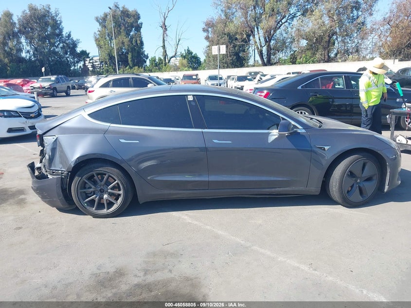 TESLA MODEL 3 - zdjęcie 13