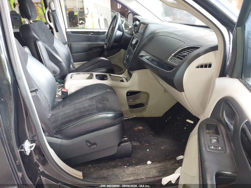 2014 CHRYSLER TOWN & COUNTRY auction photo 5