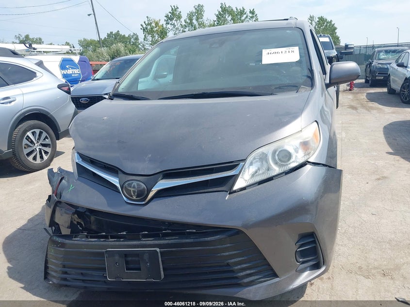 TOYOTA SIENNA - zdjęcie 13