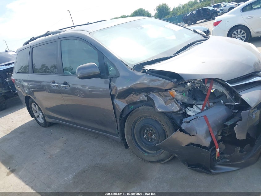 TOYOTA SIENNA - zdjęcie 14