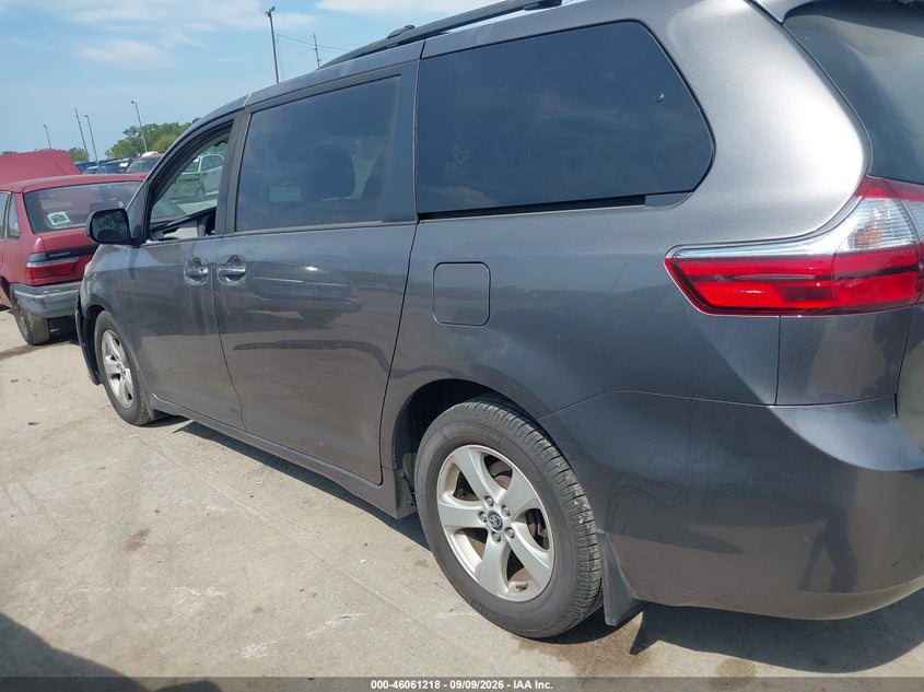 TOYOTA SIENNA - zdjęcie 15