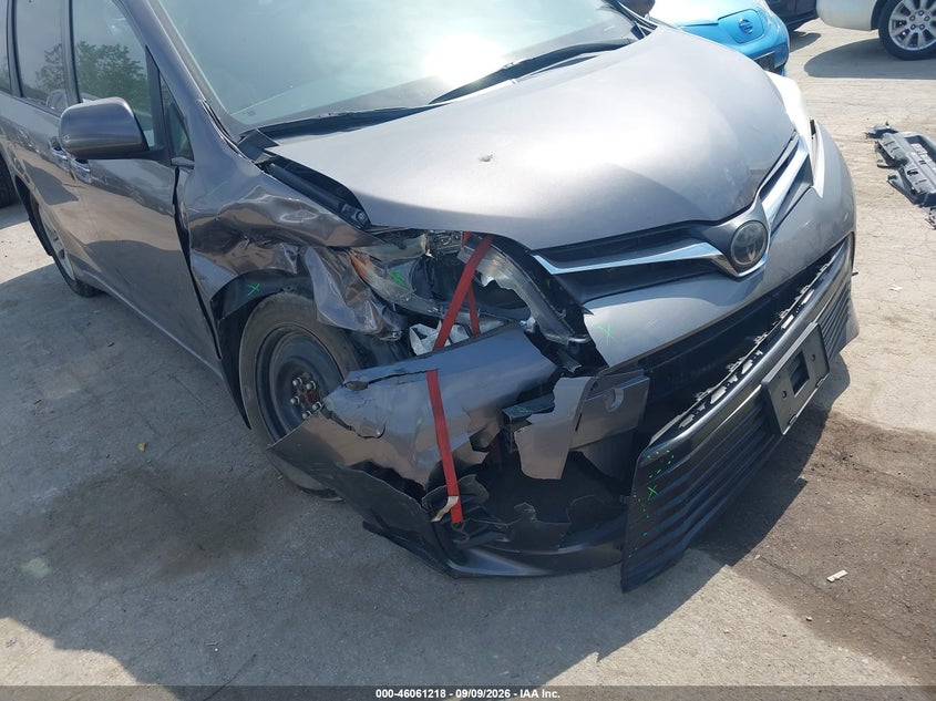 TOYOTA SIENNA - zdjęcie 6