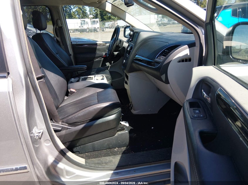 2015 CHRYSLER TOWN & COUNTRY auction photo 5