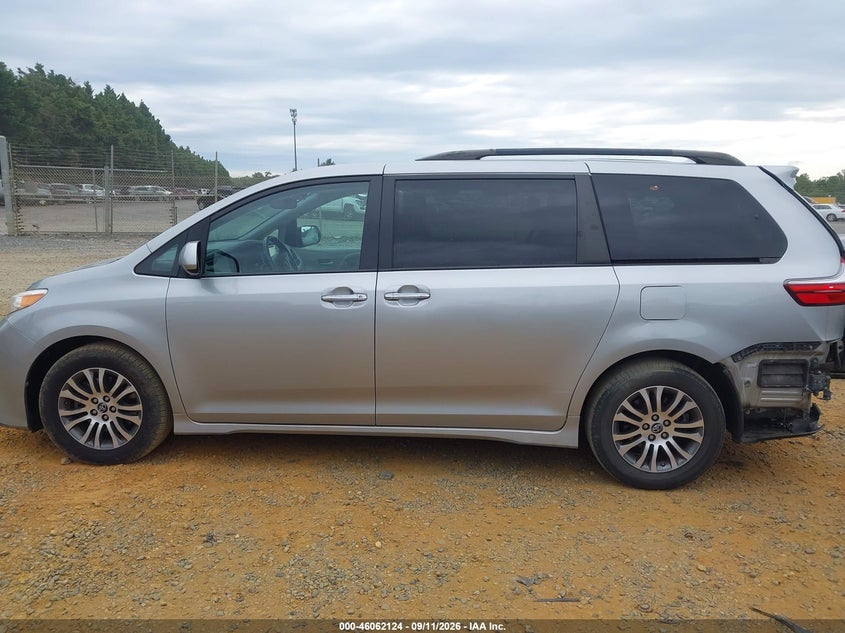 TOYOTA SIENNA - zdjęcie 15