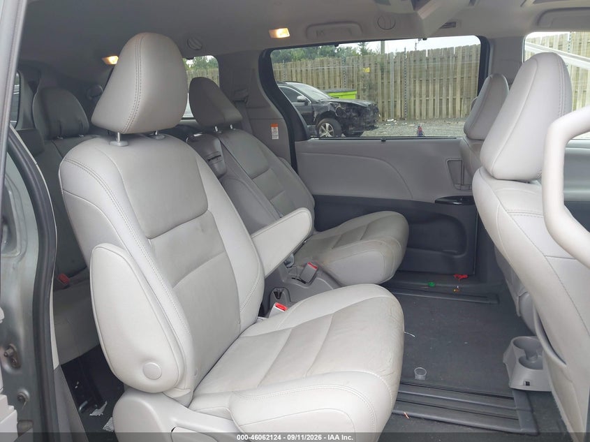 TOYOTA SIENNA - zdjęcie 8