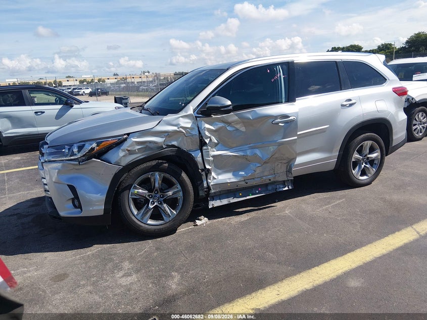 2018 Toyota Highlander, Левый бок, IAAI, VIN 5TDYZRFH2JS243317 — фото 2