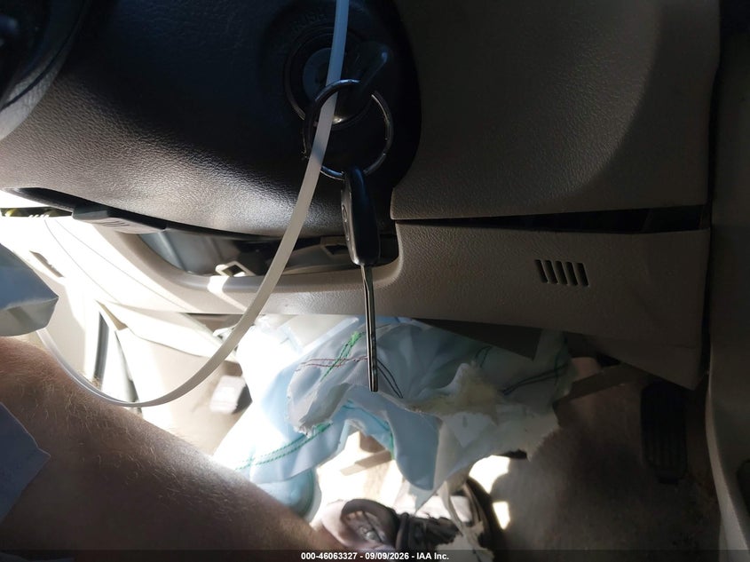 2011 TOYOTA CAMRY · Photo 11