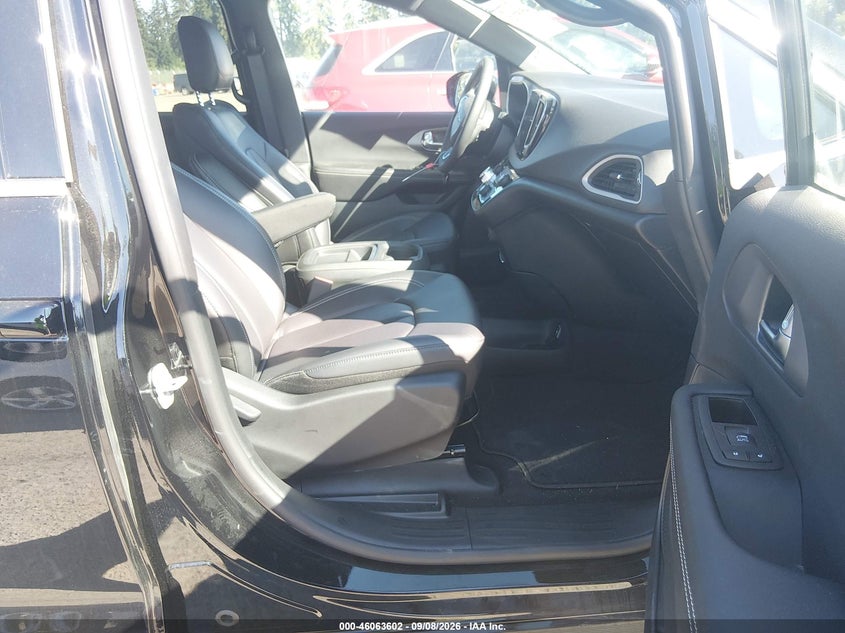 2027 CHRYSLER PACIFICA auction photo 5