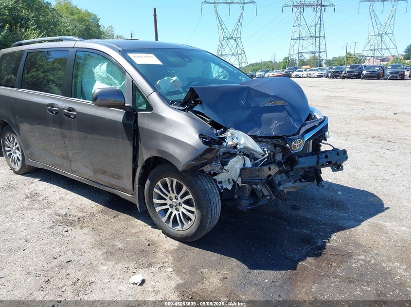 TOYOTA SIENNA - zdjęcie 1