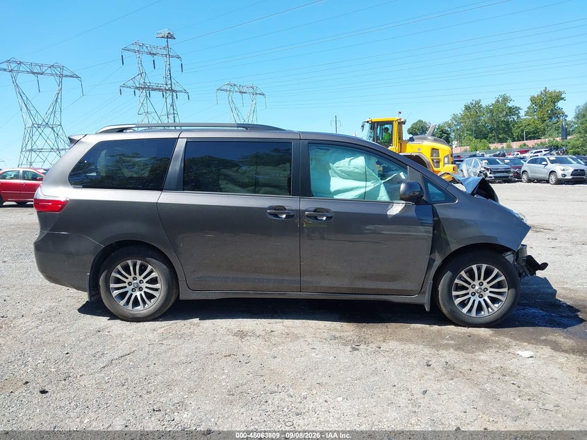 TOYOTA SIENNA - zdjęcie 13