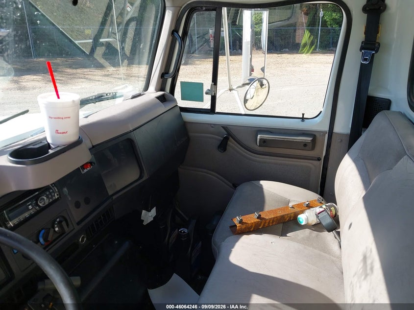 1999 INTERNATIONAL 4000 auction photo 6