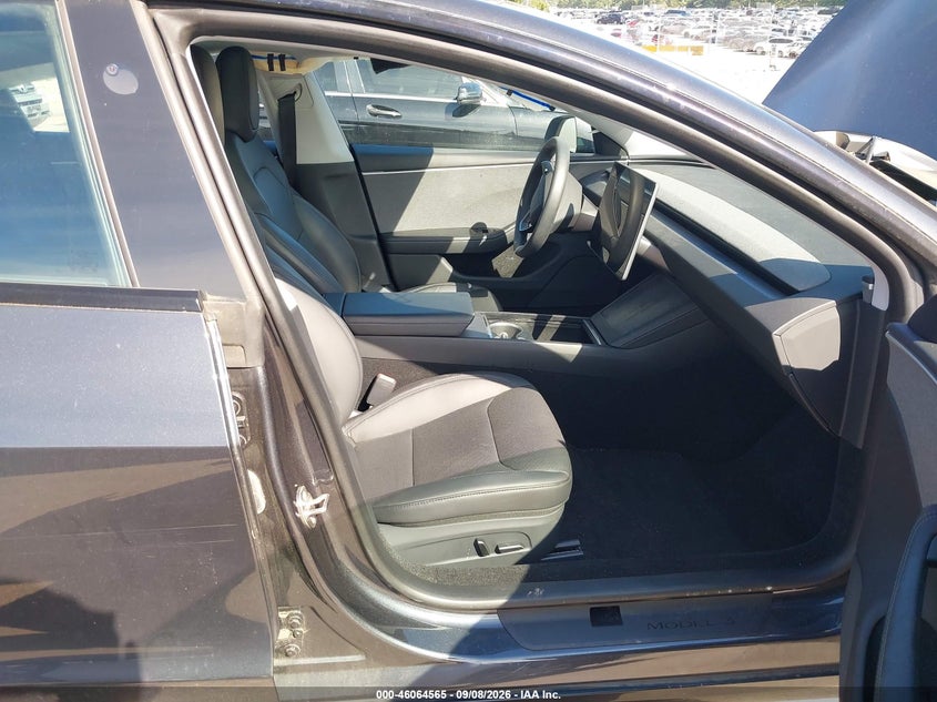 TESLA MODEL 3 - zdjęcie 5