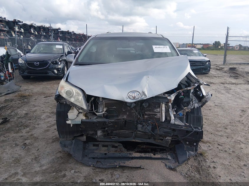 TOYOTA SIENNA - zdjęcie 12