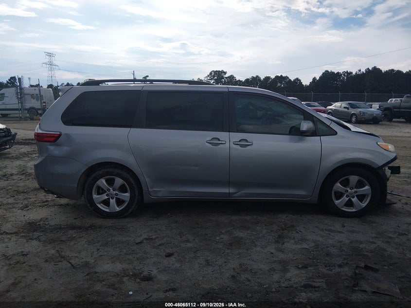 TOYOTA SIENNA - zdjęcie 13