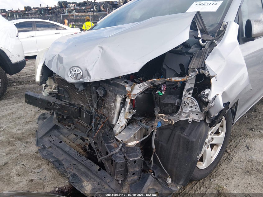 TOYOTA SIENNA - zdjęcie 6