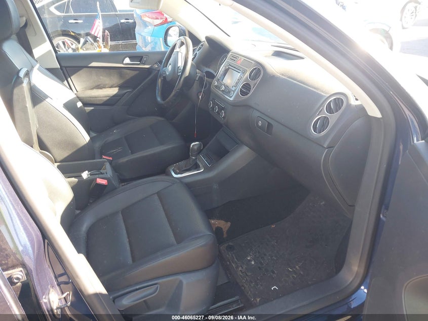 2011 VOLKSWAGEN TIGUAN auction photo 5