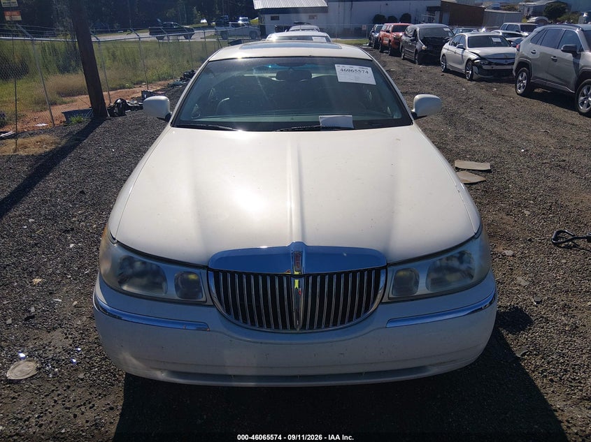 LINCOLN TOWN CAR 1999 VIN 1LNHM82W2XY621769