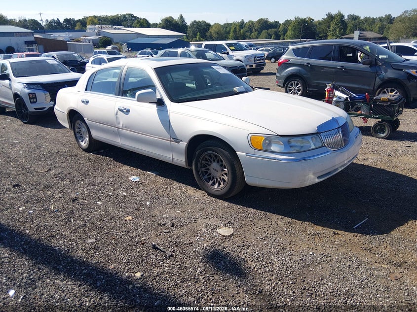 1999 Lincoln Town Car Signature, Roof, IAAI, VIN 1LNHM82W2XY621769