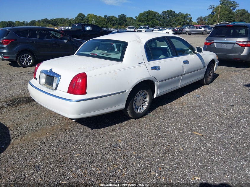 LINCOLN TOWN CAR 1999 VIN 1LNHM82W2XY621769