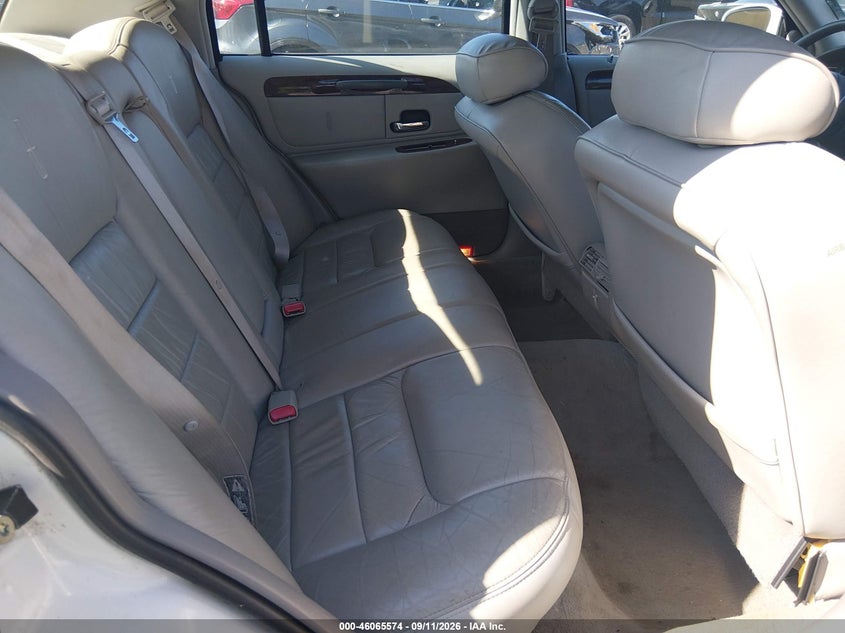 LINCOLN TOWN CAR 1999 VIN 1LNHM82W2XY621769
