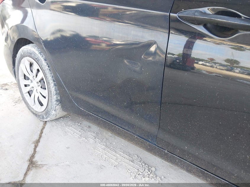 2013 HYUNDAI ELANTRA auction photo 6