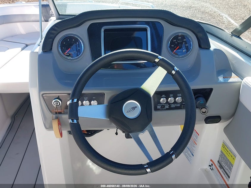 2021 CHAPARRAL 23' auction photo 7