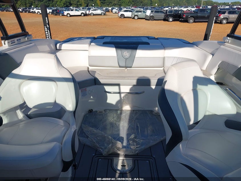 2021 CHAPARRAL 23' auction photo 8