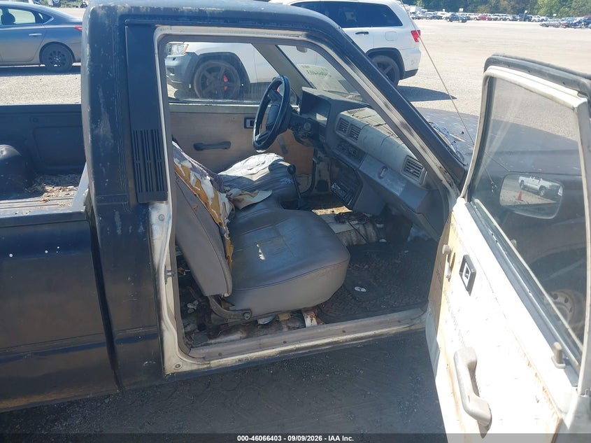 1985 TOYOTA PICKUP auction photo 5