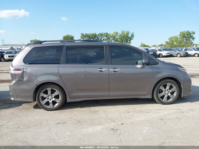 TOYOTA SIENNA - zdjęcie 13