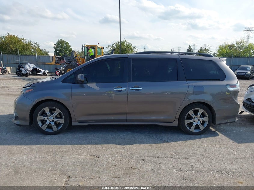 TOYOTA SIENNA - zdjęcie 14