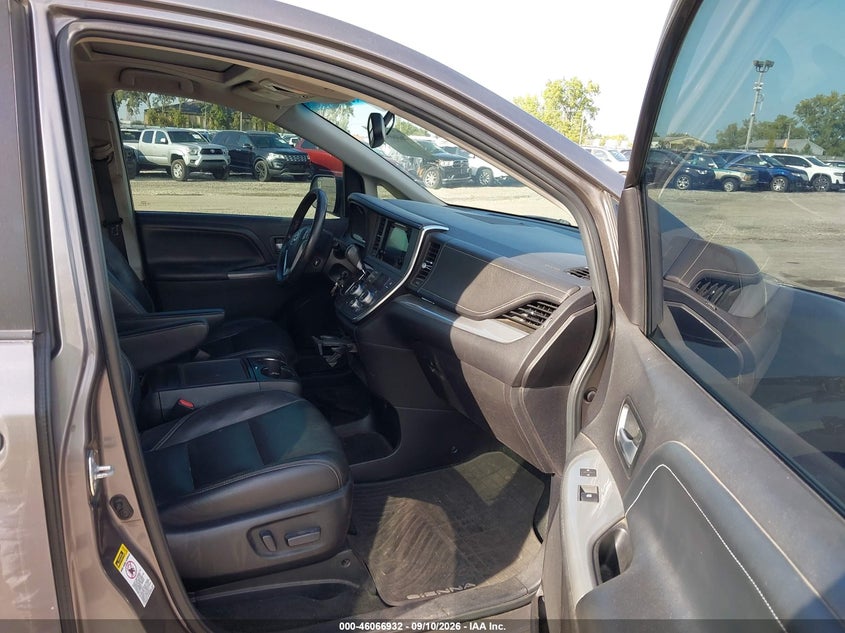 TOYOTA SIENNA - zdjęcie 5