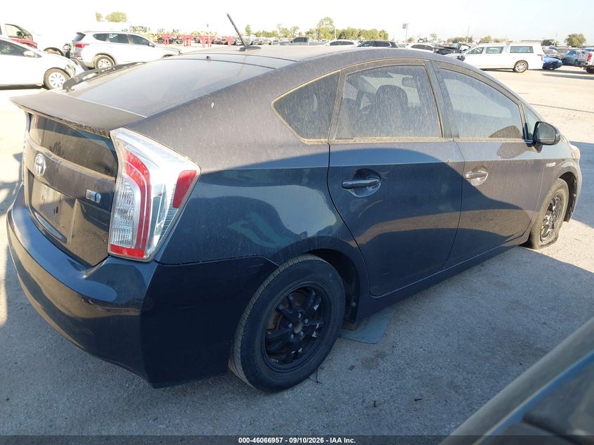 Vin: jtdkn3du2d5572477, lot: 46566485, toyota prius three 20134