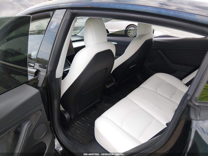 TESLA MODEL 3 - zdjęcie 8