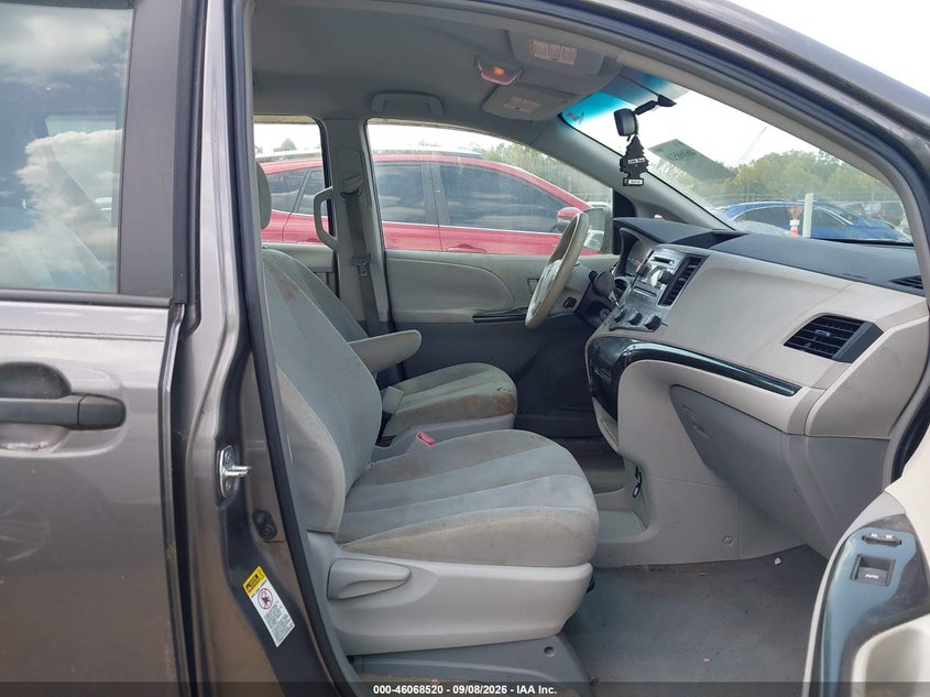 2011 TOYOTA SIENNA auction photo 5