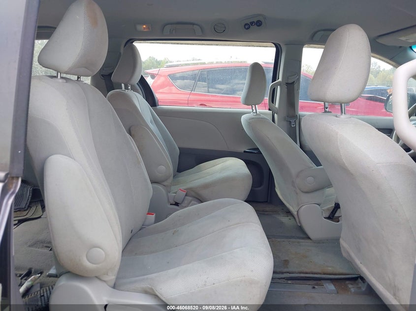 2011 TOYOTA SIENNA auction photo 8
