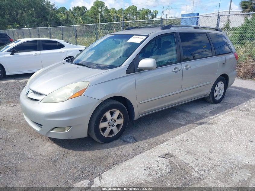 2006 TOYOTA SIENNA auction photo 2