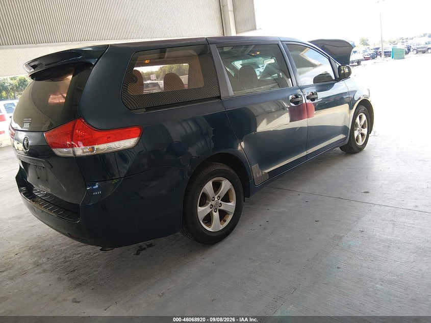 2011 TOYOTA SIENNA auction photo 4