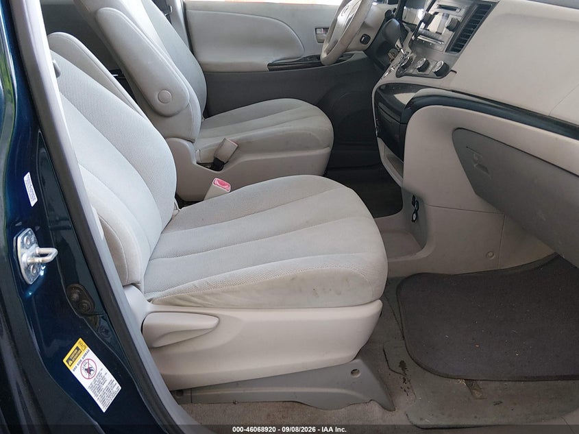 2011 TOYOTA SIENNA auction photo 5