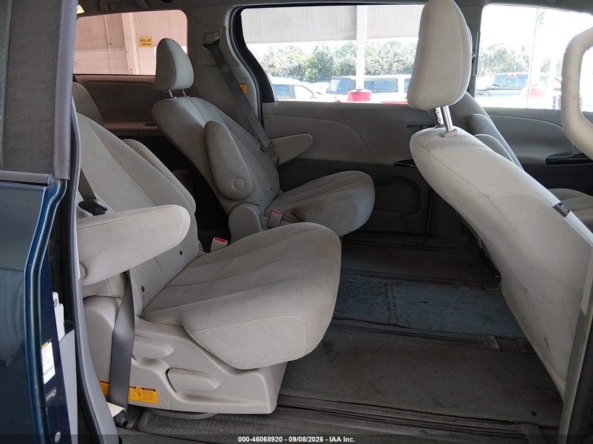 2011 TOYOTA SIENNA auction photo 8