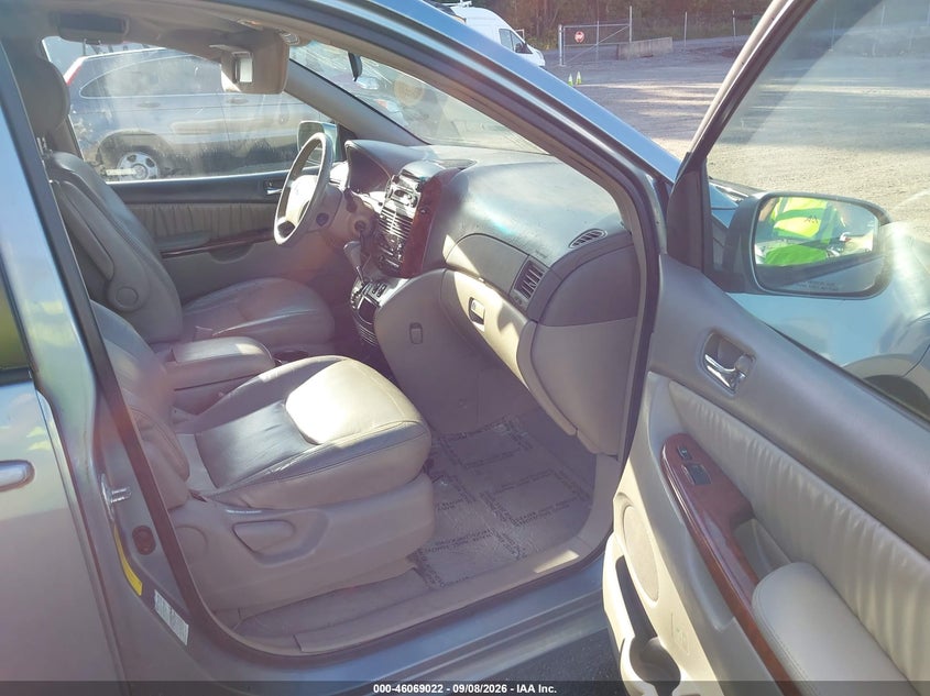 2004 TOYOTA SIENNA auction photo 5
