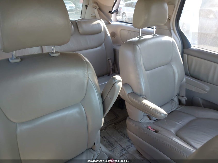 2004 TOYOTA SIENNA auction photo 8