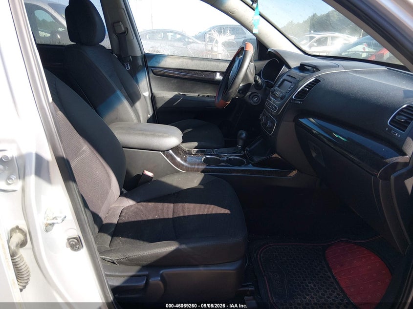 2015 KIA SORENTO auction photo 5