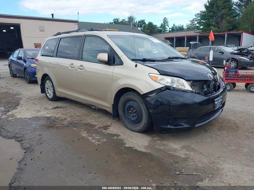 2014 TOYOTA SIENNA auction photo 1