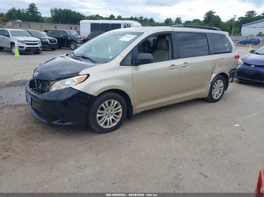 2014 TOYOTA SIENNA auction photo 2