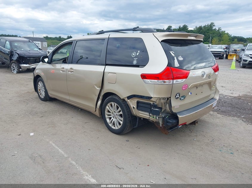 2014 TOYOTA SIENNA auction photo 3