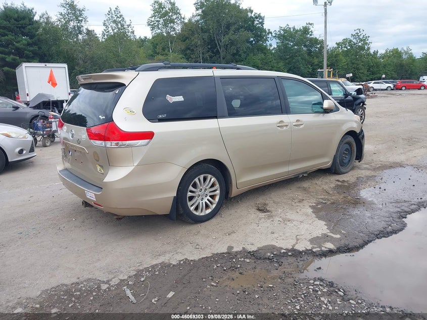 2014 TOYOTA SIENNA auction photo 4