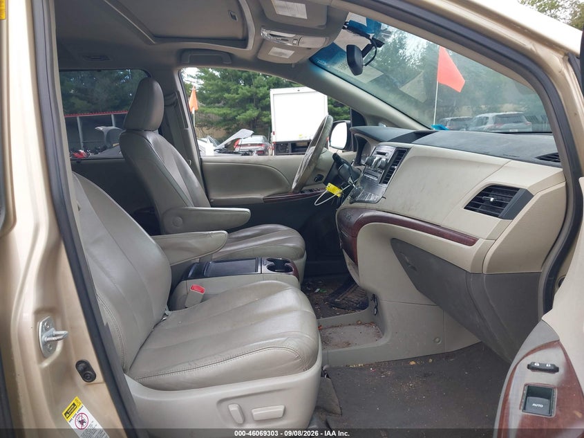 2014 TOYOTA SIENNA auction photo 5